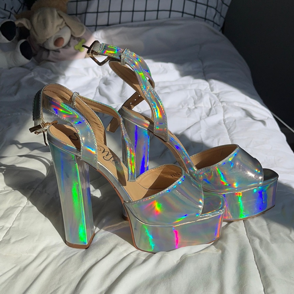 Holographic dolls kill heels